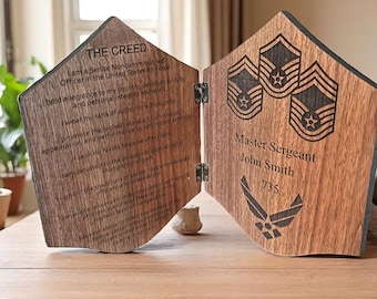 Individuell angefertigte faltbare Holzplakette zum Thema Militär - Personalisiertes militärisches Geschenk E-5 - E9