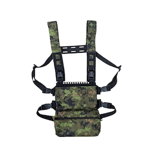 Può includere: Un pettorale tattico con motivo mimetico digitale nei toni del verde, marrone e nero. L'attrezzatura include due tasche orizzontali con cerniere nere, cinghie in nylon nero regolabili, fibbie in plastica e un pannello rigido centrale.