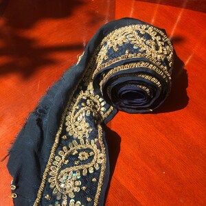 161 cm / 63,38 pollici trim blu navy / oro riciclato sari trim ricamo / perline lavoro bella perlina Sari tradizionale indiana e ricamo Trim