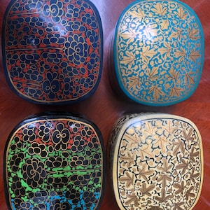 Set di 4. Kashmiri cartapesta rettangolo rotondo cartapesta indiana Kashmiri/cartapesta nero/blu/crema/oro portagioie regalo per lei