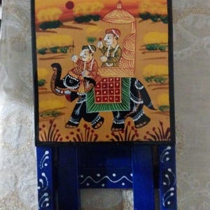 Mini silla india Rajasthani, soporte para teléfono, soporte remoto, linda silla en miniatura pintada a mano, intrincada y colorida, silla cultural de madera, regalo para ella