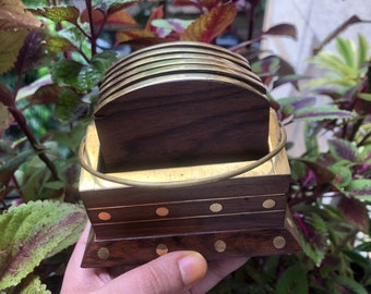 Juego de 6 posavasos con soporte. Hermosa taza de café de estilo indio pintada a mano de latón de madera étnica tradicional. Regalo para ella/Regalo para él