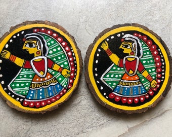 Juego de 2 posavasos de madera pintados. Hermosos posavasos redondos de madera en bruto de madera Madhubani étnica para vidrio, té y café. Regalo para ella/Regalo para él.