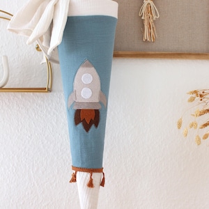 Könnte beinhalten: Ein Set aus drei Keramikbehältern mit Deckeln, verziert mit einem geometrischen Muster in Blau-, Weiß- und Grautönen. Die Behälter sind unterschiedlich groß, ideal für die Küchenaufbewahrung.