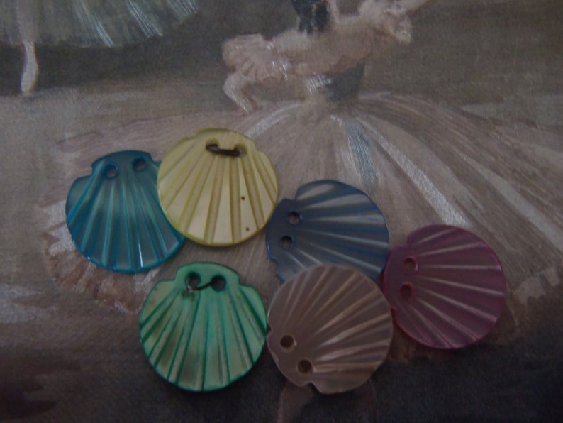 Vintage Pearl Shell Buttons 6 Scallop Shaped Iridescent 14 mm Soft Pink Aqua Blue Sea Green Pale Lemon Soft Blue Cream 2 Hole 916 inch