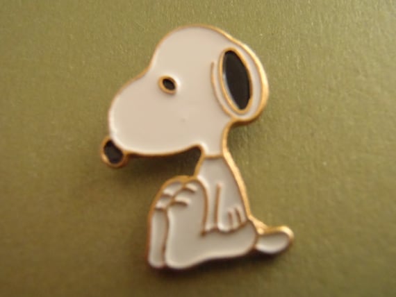 Snoopy Button 1965 UFS White Enamel Metal Vintage Collectible 23 X