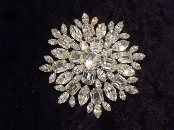 Huge Vintage Rhinestone Starburst Cluster Brooch Silver Tone Metal Setting Clawed Stones Approx 2 78 Inches 70 Mm Diameter