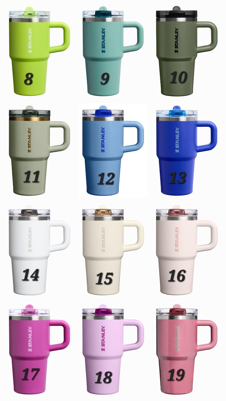 Op de afbeelding: Een verzameling ge&iuml;soleerde Stanley-bekers in diverse kleuren, waaronder groen, blauw en roze. Elke beker heeft een handvat en een doorzichtig deksel. De nummers 8 tot en met 19 staan op de voorkant.