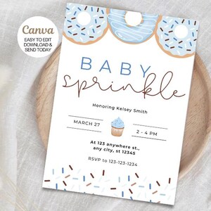 Może przedstawiać: Zaproszenie na baby shower z motywem niebieskich i brązowych posypek. Zaproszenie przedstawia pączka z niebieskim lukrem i brązowymi posypkami, babeczkę z niebieskim lukrem i posypką na wierzchu oraz tekst "Baby Sprinkle" w brązowym, ozdobnym piśmie. Zaproszenie zawiera r&oacute;wnież datę, godzinę i miejsce wydarzenia.