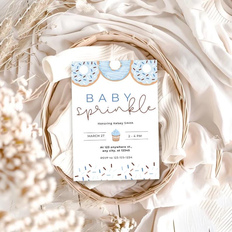Może przedstawiać: Zaproszenie na baby shower w kolorze niebieskim i białym z motywem pączka i babeczki. Zaproszenie zawiera napis "Baby Sprinkle" oraz datę, godzinę i miejsce wydarzenia. Zawiera r&oacute;wnież informacje RSVP.