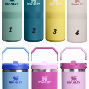 Op de afbeelding: Collectie Stanley ge&iuml;soleerde bekers in verschillende kleuren, waaronder teal, blauw, geel en roze. Elke beker heeft een handvat, een deksel en het Stanley-logo. De nummers 1 tot en met 7 staan op de bekers.