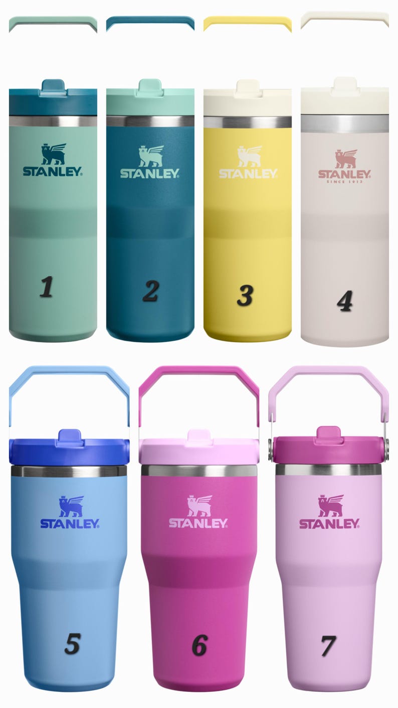 Op de afbeelding: Collectie Stanley ge&iuml;soleerde bekers in verschillende kleuren, waaronder teal, blauw, geel en roze. Elke beker heeft een handvat, een deksel en het Stanley-logo. De nummers 1 tot en met 7 staan op de bekers.