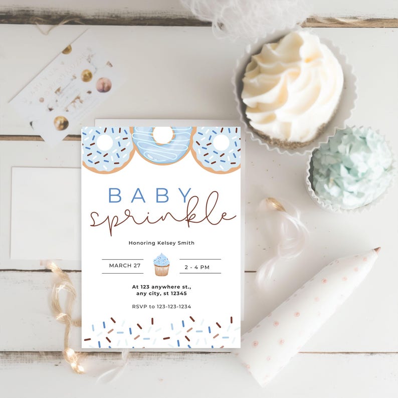 Może przedstawiać: Niebieskie i białe zaproszenie na baby shower z motywem pączk&oacute;w. Zaproszenie zawiera napis "Baby Sprinkle" oraz datę, godzinę i miejsce wydarzenia. Zawiera r&oacute;wnież informacje dotyczące RSVP.