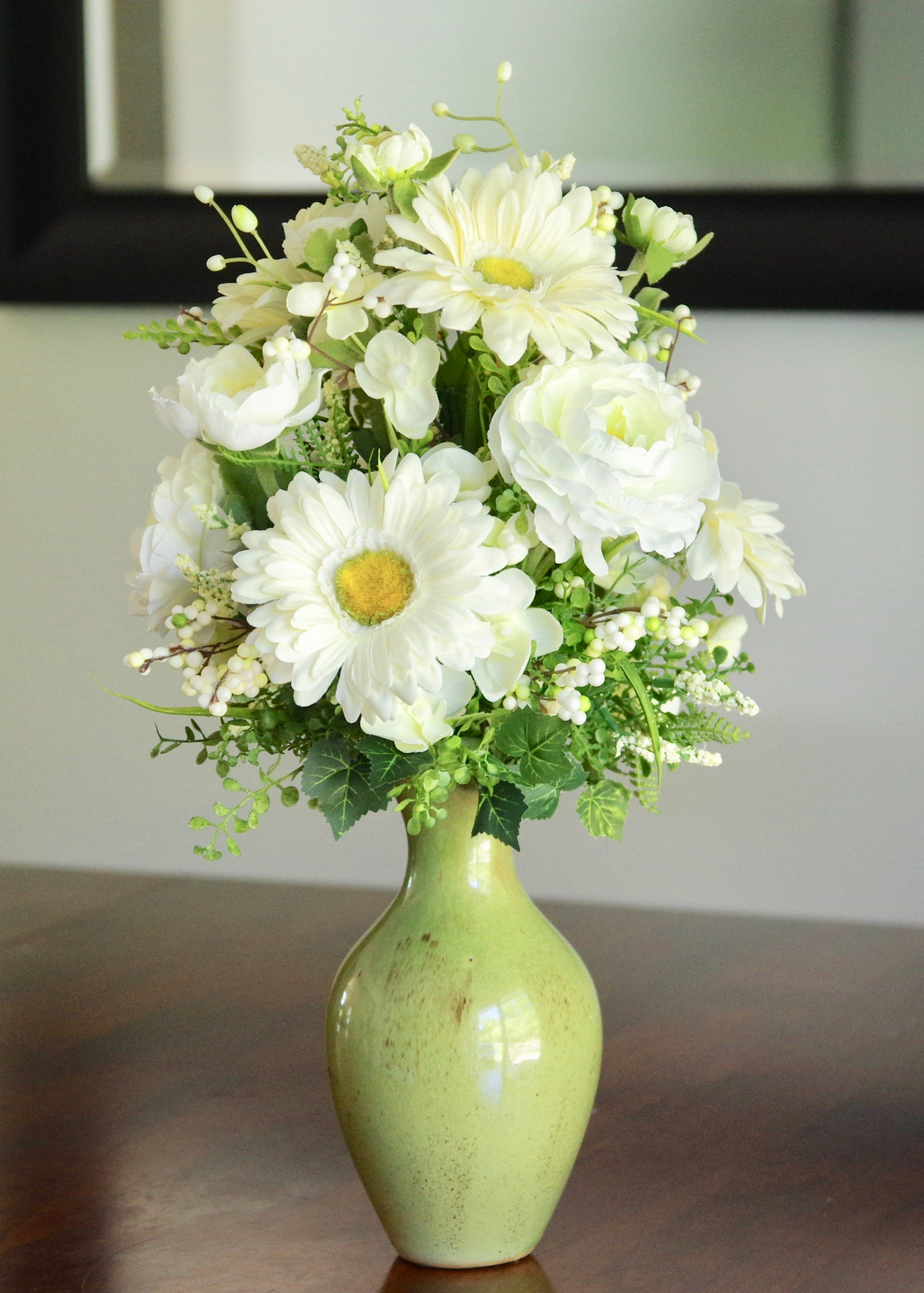 Vintage grüne Steinzeug Vase mit Seide Elfenbein Blumen | Etsy