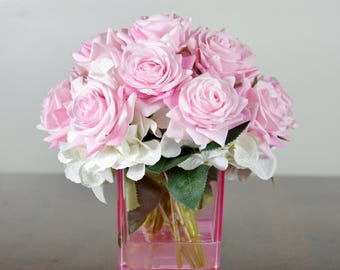 Arreglo de rosas de seda rosa con tacto real y hortensias blancas en un cubo de vidrio rosa