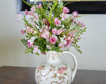 Vintage Frühling Blumenkrug mit Seide Rosa Delphinium und Beeren Arrangement | Blumenschmuck | Faux Blumen Herzstück