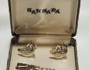 Conjunto vintage de gemelos y pasador de corbata SANSABA con temática de pesca.