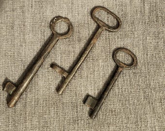 Juego de 3 llaves antiguas con decoración original vintage