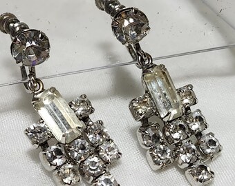 Pendientes colgantes de plata vintage con cierre de rosca y diamantes de imitación.