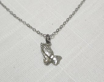 Collar con colgante de manos en oración de plata esterlina vintage / Cadena de 16 pulgadas /