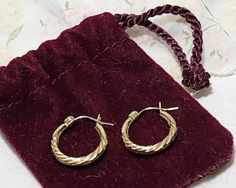 Pendientes de aro retorcidos de oro de 22 quilates – Aros pequeños con bisagra y textura (1,7 cm)