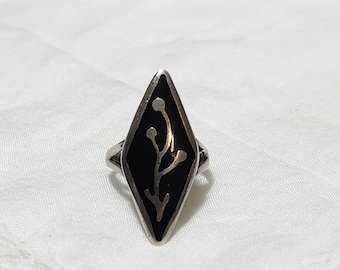 Anillo vintage de plata de ley para mujer con símbolo de flecha y esmalte negro niello.