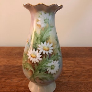 vintage ruffled small vase adorned with hand painted daisies and gilded edge. Signed ‘Beth McCormack’ and stamped made in China. EUC