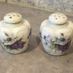 saliera e pepiera vintage in ceramica dipinta a mano con fiori viola, saliere antiche, saliere con fiori dipinte a mano