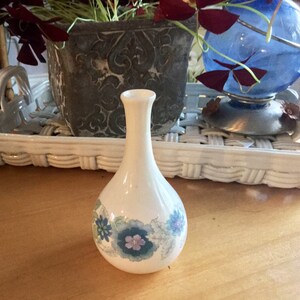 Wedgewood vintage Clementine bud vase in excellent condition 5&quot; tall
