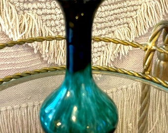 Jarrón de cerámica Blue Mountain Pottery de BMP en excelente estado vintage. Sin astillas ni grietas.