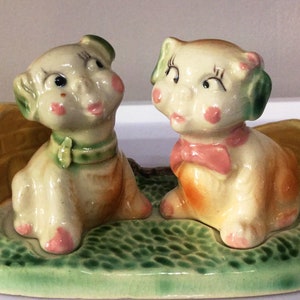 kitschy 1950&#39;s salt and pepper shaker set Fido and Flossie with base in excellent vintage condition - dog salt n pepper set