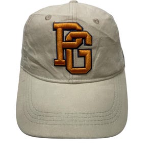 Puede incluir: Una gorra de béisbol beige con un logotipo "PG" bordado en naranja y azul.