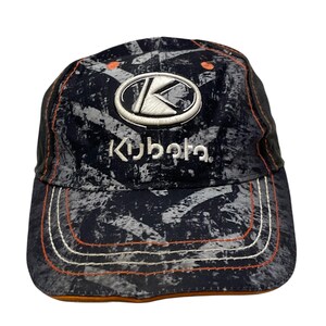 Peut inclure: Une casquette de baseball noire et orange avec un logo Kubota blanc et un 'K' blanc à l'intérieur d'un cercle. La casquette a un motif camouflage.