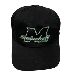 Op de afbeelding: Zwarte mesh truckercap met een groen en wit geborduurd "M" logo en de tekst "Speedwitch" eronder.