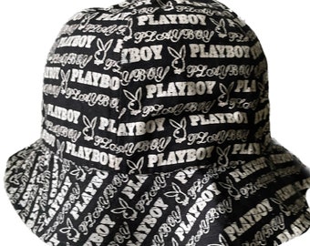 PLAY BOY バケットハット　白糸 希少なヴィンテージ PLAYBOY バケットハット、フルプリントロゴ