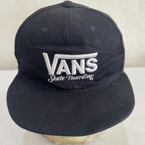 以下が含まれることがあります： 黒いVansスケートボードキャップ、フラットブリム。 Vansのロゴは白で刺繍され、下に「Skate Boarding」と書かれています。 2つの小さな星のデザインがクラウンに刺繍されています。