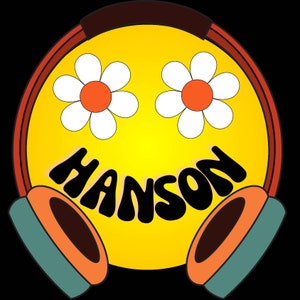 以下が含まれることがあります： ヘッドホンと黒い文字で「HANSON」と書かれた黄色のスマイリーフェイス。スマイリーフェイスは、オレンジ色の芯を持つ白いデイジーを2つ、目にしています。