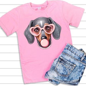 Dapple Miniature Dachshund/Bubble Gum/Óculos de sol em formato de coração/Dia dos namorados/Adesivo/Diversão/Svg/Amante de cachorro/Download digital/Transferência DTF/Camiseta