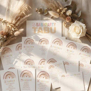 Può includere: Una collezione di biglietti per giochi per baby shower con un design arcobaleno e testo in vari caratteri. Le carte includono frasi come "Baby Shower" e "Baby Party Taboo". La tavolozza dei colori è tenue, con toni beige, pesca e oro.