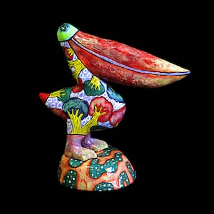 Großer Vogelpelikan, Figurenpelikan, Vogelfigur, bunte Vögel, heller Vogel, schöner Vogel, Geflügel und Fisch, Pelikan auf einem Sockel