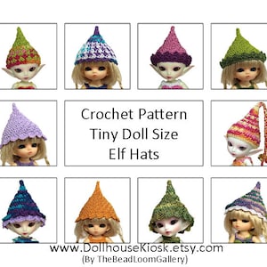 Peut inclure: Patron de crochet pour chapeaux d'elfes de taille de poupée minuscule. L'image montre neuf chapeaux d'elfes différents dans différentes couleurs, notamment le vert, le violet, le rose, l'orange et le bleu. Les chapeaux sont tous crochetés et ont un sommet pointu. Le texte sur l'image indique "Crochet Pattern Tiny Doll Size Elf Hats" et "www.DollhouseKiosk.etsy.com (By TheBeadLoomGallery)"
