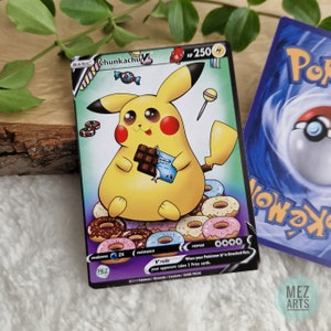 Può includere: Una carta da gioco di carte collezionabili Pokémon con un'illustrazione di un Pikachu giallo in stile cartone animato che tiene una barretta di cioccolato ed è circondato da ciambelle. La carta è intitolata "Chunkachu V" e ha 250 PS. La carta fa parte del Gioco di Carte Collezionabili Pokémon.
