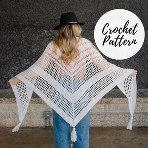 Puede incluir: Chaleco de crochet blanco con un patrón geométrico y borlas. El texto "Crochet Pattern" está escrito en un círculo en la imagen.