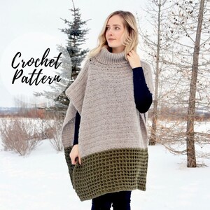 Peut inclure: Modèle de crochet pour un poncho bicolore à col roulé. Le poncho est réalisé avec un fil beige et un fil vert. Le poncho est porté par une personne dans un décor extérieur enneigé.