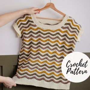 Puede incluir: Un top de crochet con un patrón de rayas onduladas en marrón, beige y amarillo. El top tiene mangas cortas y un escote redondo. El texto "Crochet Pattern" es visible en la imagen.