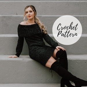 Peut inclure: Une robe noire en crochet à épaules dénudées avec des manches longues. La robe est portée par une personne assise sur un escalier en béton. Le texte "Crochet Pattern" est écrit dans un cercle sur l'image.