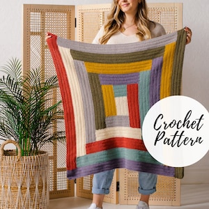 Puede incluir: Una manta de crochet colorida con un diseño de patchwork en tonos de rojo, morado, verde, amarillo y blanco. La manta está siendo sostenida por una persona, y el texto "Crochet Pattern" es visible en un círculo blanco.