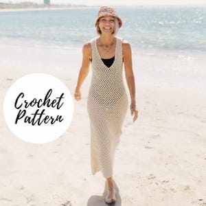 Puede incluir: Un patrón de crochet para un vestido de crochet blanco. El vestido es sin mangas y tiene un escote en V. La modelo lleva el vestido en una playa.