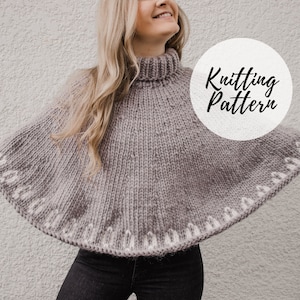 Könnte beinhalten: Ein grauer Strickponcho mit einem weißen Saum am unteren Rand. Der Poncho hat einen hohen Kragen und wird von einer Person mit langen blonden Haaren getragen. Der Text "Knitting Pattern" ist in einem weißen Kreis auf dem Bild geschrieben.