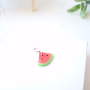 Encanto o colgante de arcilla de sandía, comida en miniatura, casa de muñecas, arcilla polimérica, lindo encanto, kawaii, marcador de puntada, bff, lindo regalo, miniaturas